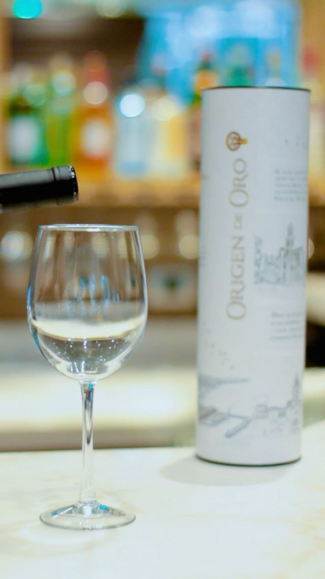 Sus aromas frutados y especiados te transportan a los viñedos donde cada variedad, desde el intenso Cabernet Sauvignon hasta el suave Merlot, se entrelaza para crear una experiencia sensorial única. ​
​
Una edición especial elaborada por @bodegadoshemisferios  exclusiva para Oro Verde Hotels.

Descubre el nuevo sabor de la casa y lleva tus sentidos gustativos a una nueva experiencia​​. 🍷🍇​
​
*Disponible en nuestros restaurantes, bares y Delis​​​
​
#OrigendeOro
#HotelesOroVerde #AbrimosNuestrasPuertasAlMundo #OroVerde #TodTeDaCashback
